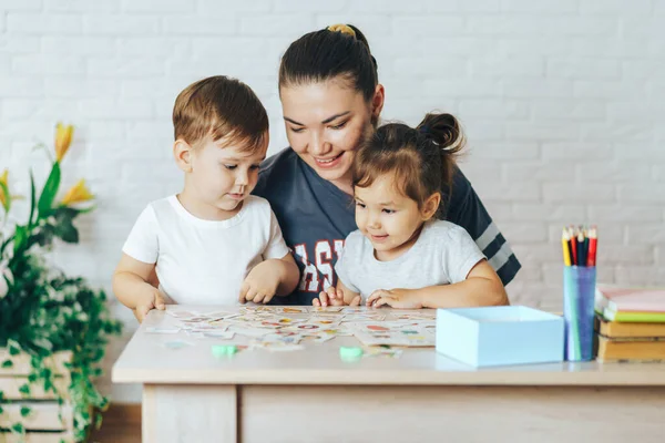 Mutter Spielt Mit Ihren Kindern Hause Karten Freizeitaktivitäten Hause — Stockfoto
