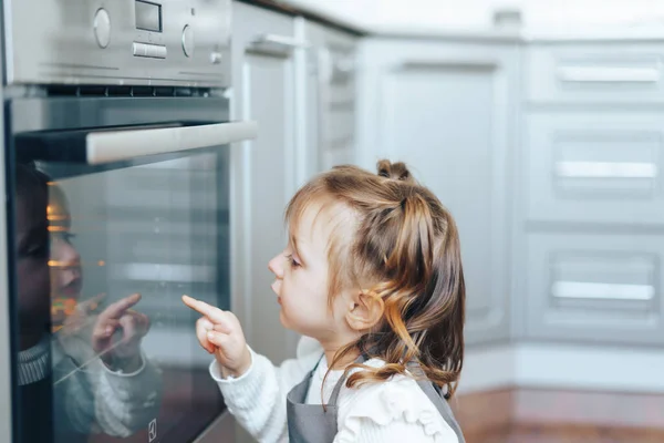 Kleines Mädchen Blickt Auf Den Ofen Und Wartet Auf Das — Stockfoto