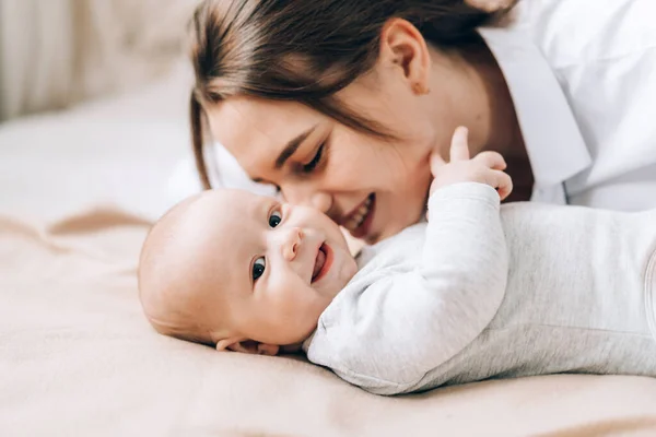 Jovem Mãe Brinca Conversa Com Seu Bebê Recém Nascido Amor — Fotografia de Stock