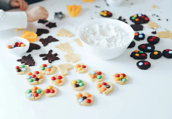 Les Enfants Préparent Des Biscuits Avec Des Bonbons Garçon Déploie — Photo