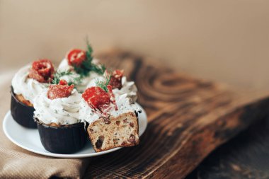 Tabaktaki ekmek, sosis ve peynirden yapılan lezzetli tuzlu atıştırmalıklar. Alkollü içecekler ve bir partide atıştırmalık bir şeyler.