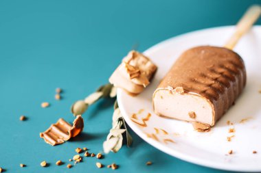 Çikolatalı buzlu şekerleme, doktor arka planında beyaz tabakta duruyor..