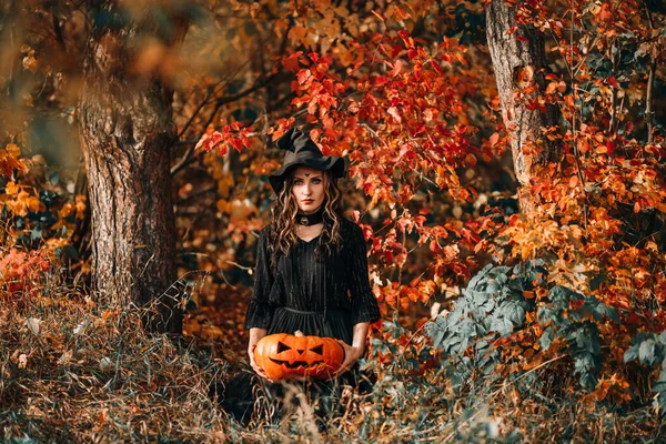 Cadı Kostümlü Bir Kız Elinde Balkabağı Tutuyor — Stok fotoğraf