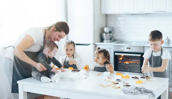 Kinder Bereiten Plätzchen Mit Süßigkeiten Ein Junge Rollt Den Teig — Stockfoto