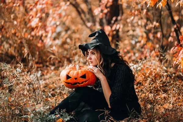 Fille Assise Costume Sorcière Tenant Citrouille Dans Ses Mains Face — Photo