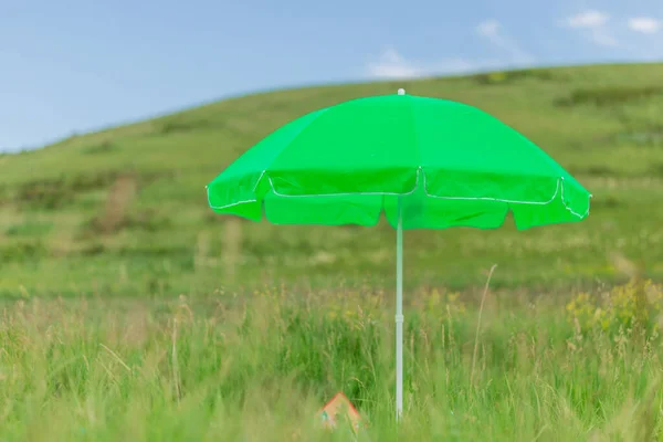 Ombrellone Moderno Verde Neon Prendere Sole Sulla Spiaggia Contro Mare — Foto Stock