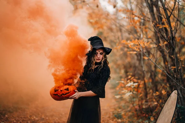 Menina Vestida Como Bruxa Segurando Abóbora Fumegante Floresta — Fotografia de Stock