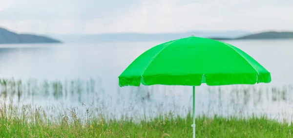 Ombrellone Moderno Verde Neon Prendere Sole Sulla Spiaggia Contro Mare — Foto Stock