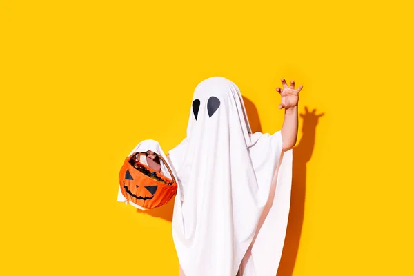 Niño Con Disfraz Fantasma Sosteniendo Cesta Calabaza Truco Trato Halloween —  Fotos de Stock