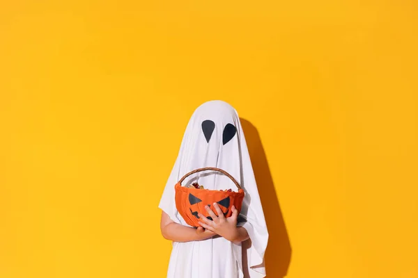 Enfant Costume Fantôme Tenant Panier Citrouille Avec Des Bonbons — Photo