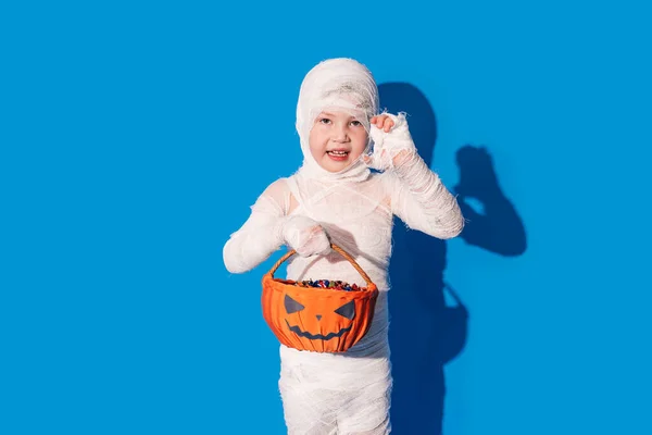 Child Mummy Costume Holding Basket Chocolates Front Blue Background — Stock Photo, Image