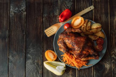 Mavi tabakta taze ızgara tavuk ve patates ve domates..