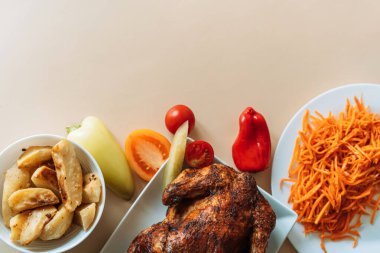 Taze ızgara tavuk, sebze ve havuç salatası..