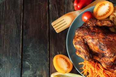 Mavi tabakta taze ızgara tavuk ve patates ve domates.