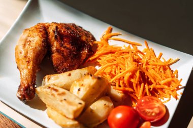 Taze ızgara tavuk, sebze ve havuç salatası.