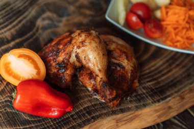 Taze ızgara tavuk, sebze ve havuç salatası..