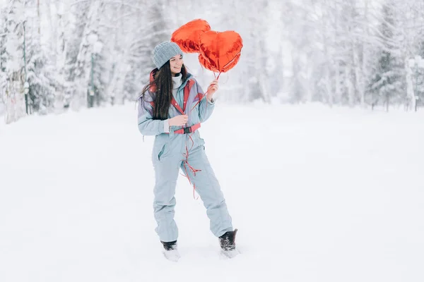 Dziewczyna Trzyma Balony Kształcie Serca Dłoniach Zimowym Lesie — Zdjęcie stockowe