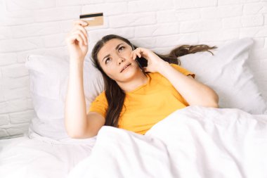 Telefonda konuşan ve kredi kartı numarasını dikte eden kız..