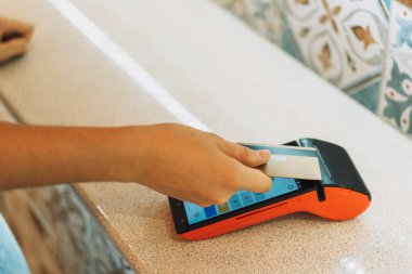 Pos terminali üzerinden kart ile yapılan bağlantısız ödeme.