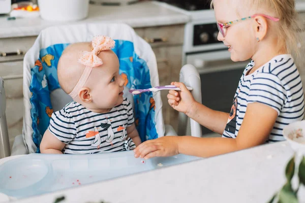 Ältere Schwester Löffelt Babynahrung Kleine Schwester — Stockfoto