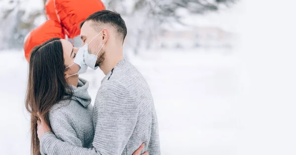 Jeune Couple Amoureux Dans Parc Sur Fond Neige Ballons Rouges — Photo