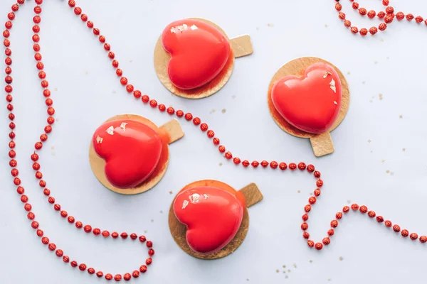 Bolo Vermelho Forma Coração Contas Vermelhas Presente Para Dia Dos — Fotografia de Stock