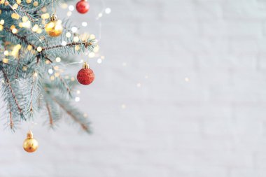 Yılbaşı ağacının dalında gri bir arka plan var..