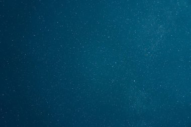 Yıldızlı gece gökyüzü birçok yıldızla.