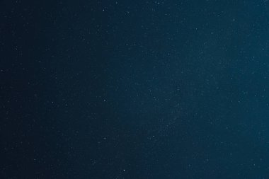 Yıldızlı gece gökyüzü birçok yıldızla.