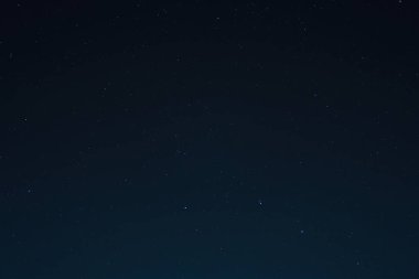 Yıldızlı gece gökyüzü birçok yıldızla.