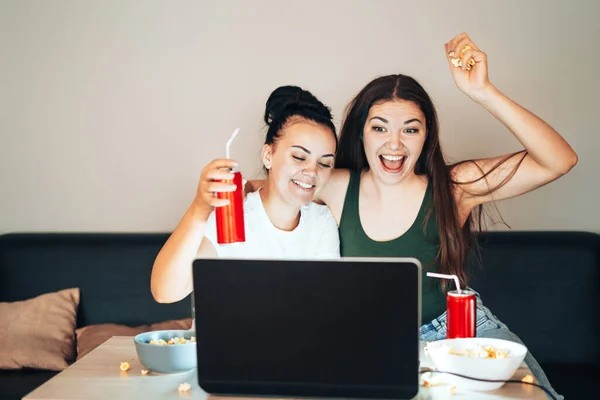 Ragazze Stanno Guardando Una Trasmissione Diretta Sul Computer Portatile Gioire — Foto Stock