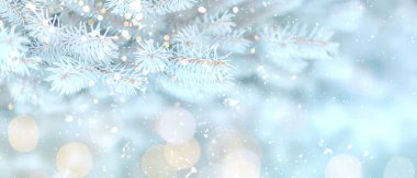 Beyaz karlı Noel ağacının uzun bayrağı arka planda, ışıklar sallanıyor, ve kar yağıyor, Noel atmosferi.