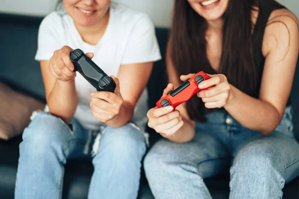 Chicas sosteniendo mandos y jugando videojuegos —  Fotos de Stock