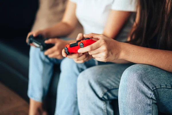 Meninas Segurando Gamepads Jogando Jogos Vídeo Console — Fotografia de Stock