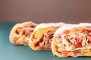 Shawarma arka planda üç parçaya bölünmüş..