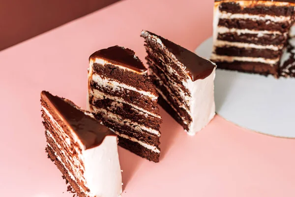 Четыре Кусочка Шоколадного Торта Розовом Фоне — стоковое фото
