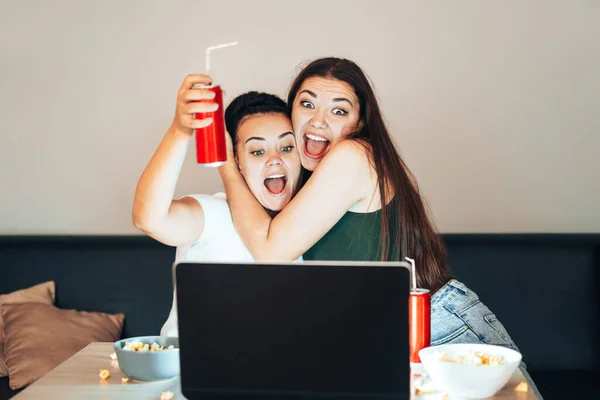 Ragazze Che Guardano Campionato Sport Sul Computer Portatile Gioire Vittoria — Foto Stock