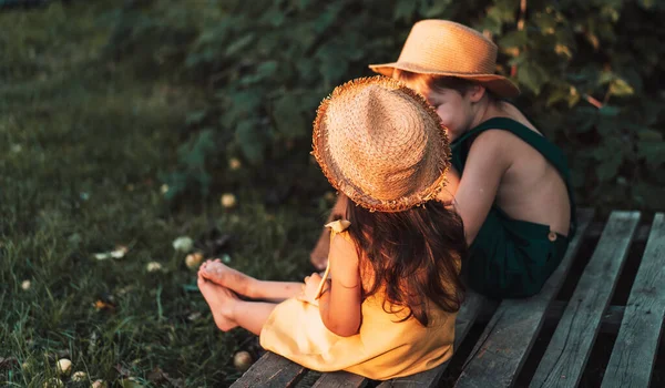 Boy Girl Straw Hats Sitting Wooden Pallet — Stock Photo, Image