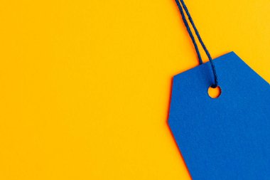 Sarı arkaplandaki mavi etiketi kopyalama alanı ile kapat. Yüksek kalite fotoğraf