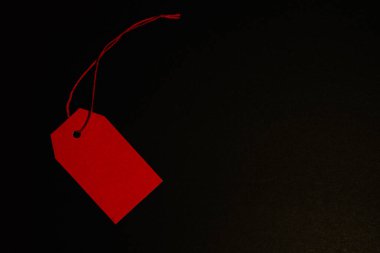 Siyah arka planda kırmızı kağıt etiket, köşegen. Yüksek kalite fotoğraf