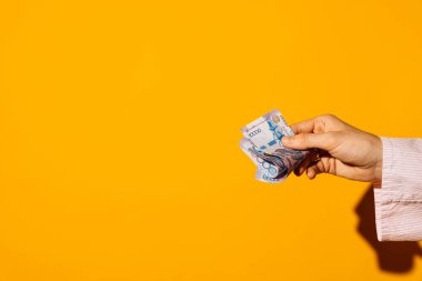 Parlak sarı arkaplandaki el sayımı Kazak banknotları. Yüksek kalite fotoğraf