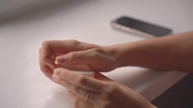 Kullanıldıktan sonra nikotin kesesini kapağa geri koyuyoruz. Yüksek kalite 4k görüntü