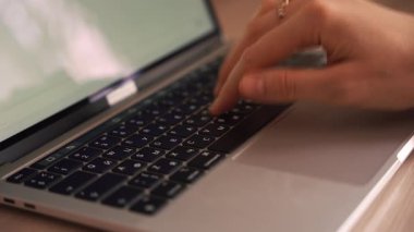 Ev ofisindeki dizüstü bilgisayarda klavye kapanışı. Yüksek kalite 4k görüntü