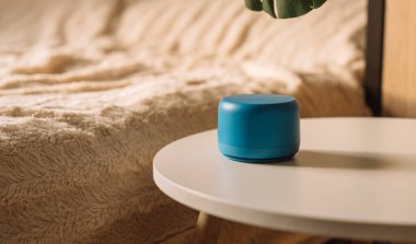 Mavi yapay zeka akıllı hoparlör komodinin üzerinde. Yüksek kalite fotoğraf