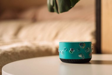 Yapay zeka asistanı çocuklar yatak odasındaki çıkartmalarla süslenmiş. Yüksek kalite fotoğraf