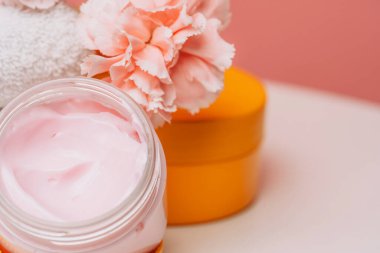 Karanfilli ve sarı kapaklı yüz kremi kavanozu. Yüksek kalite fotoğraf