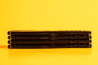 Sarı arka planda uzun yatay siyah RAM modülleri yığını. Yüksek kalite fotoğraf