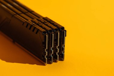 Sarı arkaplandaki siyah RAM modül bağlantılarına yakın çekim. Yüksek kalite fotoğraf