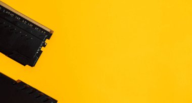 RAM modül kenarına ve sarıya yakın çekim. Yüksek kalite fotoğraf