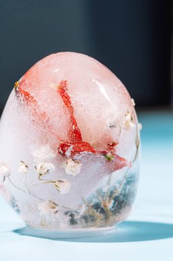 Donmuş Paskalya yumurtası. Mavi arka planda açık buzlu çiçekler. Yüksek kalite fotoğraf